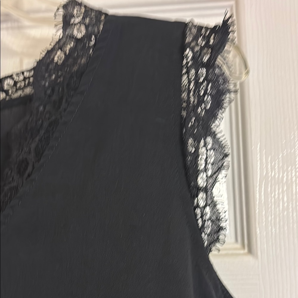 Elegant Black Lace Trim Sleeveless Top - Picture 3 of 4